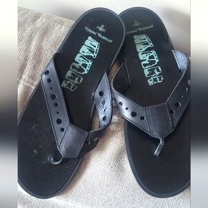Vivienne Westwood blsck leather flip flops 42